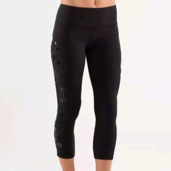 LULULEMON BLACK Hold Me Close Crop Leggings Floral Grip size 2 - Picture 1 of 9
